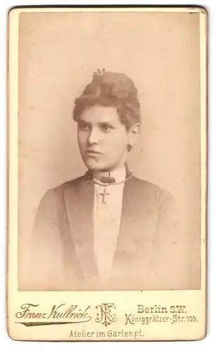 Fotografie Franz Kullrich, Berlin S. W., Königgrätzer Strasse 109, Adrett gekleidete Dame mit Christuskreuz