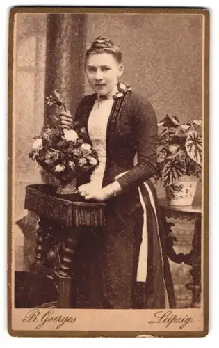 Fotografie B. Georges, Leipzig, Töpferplatz an der Promenade, Dame in Kleid mit Blumenstrauss