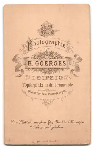 Fotografie B. Georges, Leipzig, Töpferplatz an der Promenade, Dame in Kleid mit Blumenstrauss