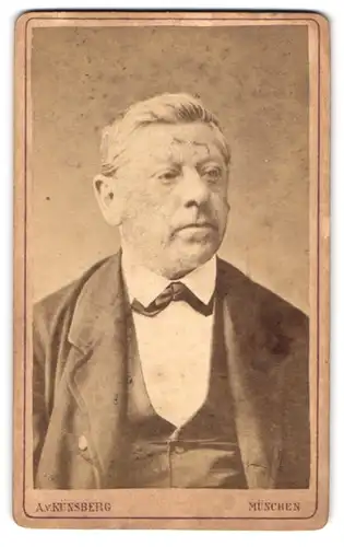 Fotografie Av. Künsberg, München, Blumenstrasse 13, Älterer Herr in edler Montur, Portrait