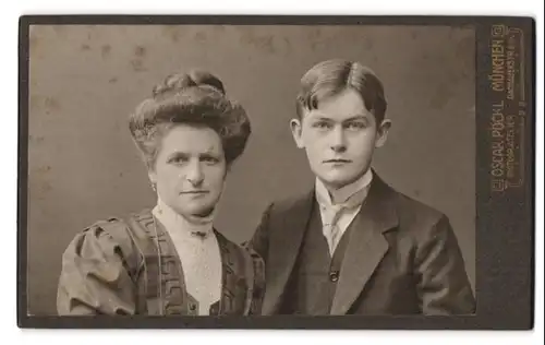 Fotografie Oscar Pöckl, München, Dachauerstrasse 6 /o, Portrait bürgerliche Dame mit jungem Mann