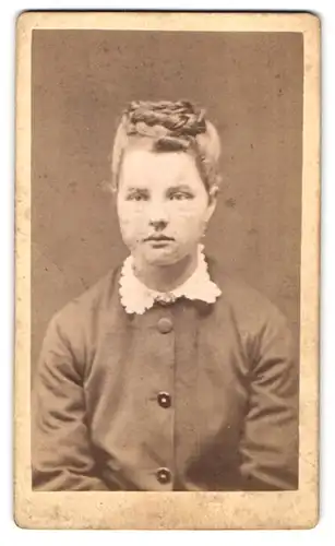 Fotografie Hermann Männer, München, Amalienstrasse 20, Portrait junge Dame mit hochgestecktem Haar