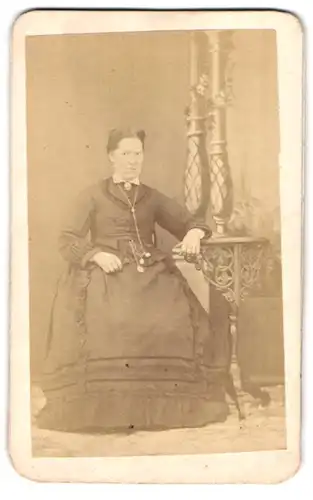 Fotografie unbekannter Fotograf und Ort, Portrait bürgerliche Dame sitzt am Tisch