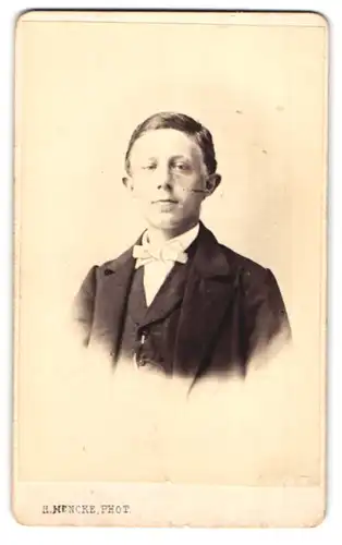 Fotografie H. Mencke, Itzehoe, Portrait junger Mann im Anzug mit Fliege