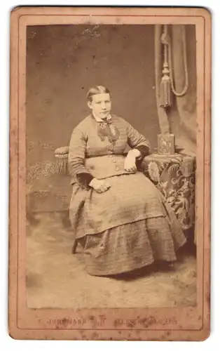Fotografie F. Jungmann, Tetschen a. d. Elbe, Langegasse 277, Portrait junge Dame in modischer Kleidung
