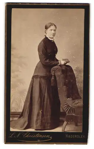 Fotografie L. N. Christensen, Haderslev, Smedegade 300, Portrait elegante Dame mit Buch in der Hand