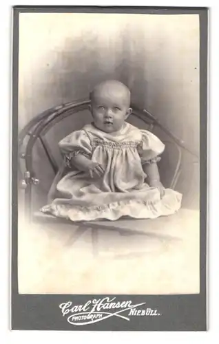 Fotografie Carl Hansen, Niebüll, Portrait süsses Kleinkind im hübschen Kleid