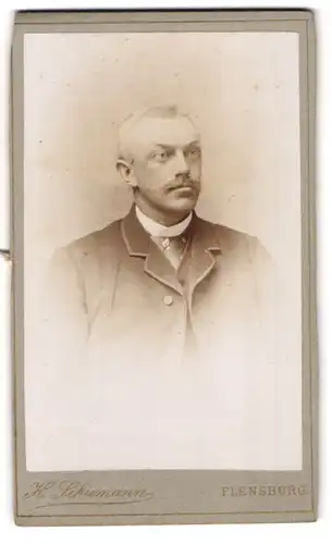 Fotografie H. Schumann, Flensburg, Holm 1, Portrait bürgerlicher Herr mit Moustache