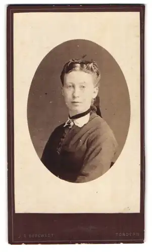 Fotografie J. A. Bödewadt, Tondern, Osterstrasse 40, Portrait junge Dame mit Halsband