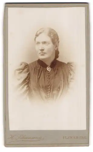 Fotografie H. Schumann, Flensburg, Holm 1, Portrait bürgerliche Dame mit Kragenbrosche