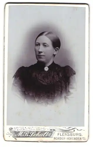 Fotografie M. B. Schultz, Flensburg, Norder Hofenden 13, Portrait bürgerliche Dame mit zurückgebundenem Haar
