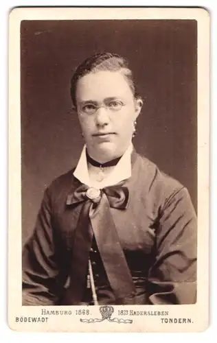 Fotografie Jacob A. Bödewadt, Tondern, Portrait bürgerliche Dame mit Brille u. Halsband