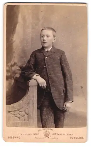 Fotografie Jacob A. Bödewadt, Tondern, Portrait junger Mann im karierten Anzug