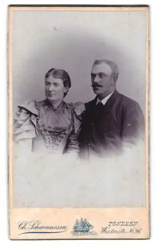 Fotografie Chr. Schwennesen, Tondern, Wester-Strasse 96, Portrait junges Paar in hübscher Kleidung