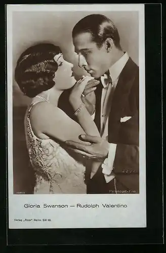 AK Schauspieler Rudolph Valentino küsst Hand von Schauspielerin Gloria Swanson