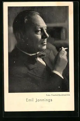 AK Schauspieler Emil Jannings mit Zigarette