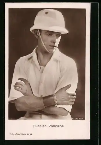 AK Schauspieler Rudolph Valentino mit Tropenhelm