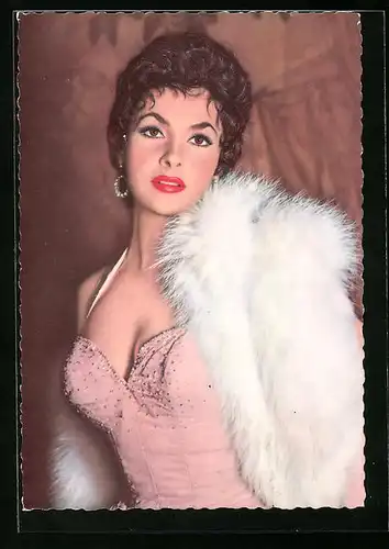 AK Schauspielerin Gina Lollobrigida im bestickten Kleid