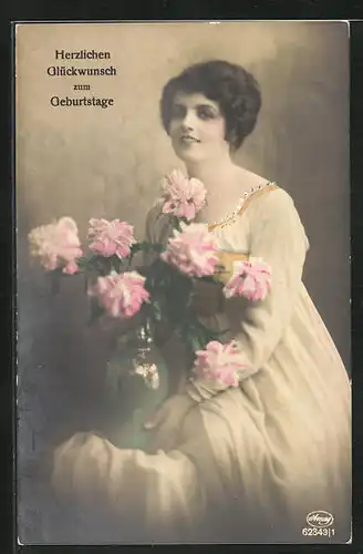 AK Junge Frau mit Blumenstrauss, Geburtstag