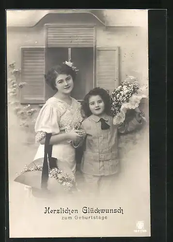 AK Junge Frau und Mädchen mit Geburtstagsblumen