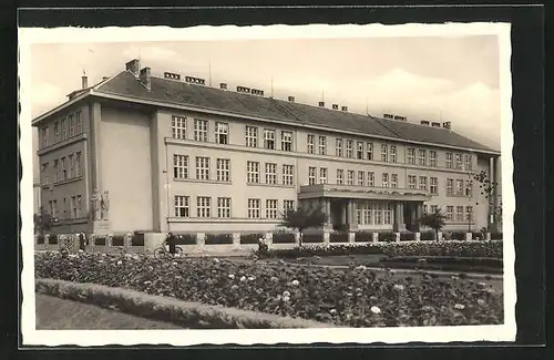 AK Göding / Hodonin, Frontalansicht Volks- u. Bürgerschule