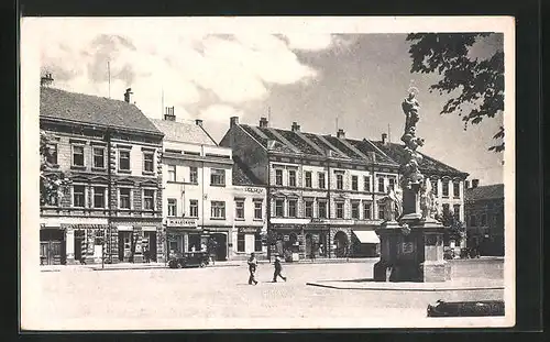 AK Göding / Hodonin, Einzelhandel am Pest /Mariendenkmal, altes Automobil