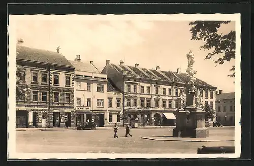 AK Göding / Hodonin, Alltagsgeschehen um Pest /Mariendenkmal