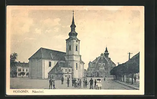 AK Göding / Hodonin, Kirche und Rathaus am Rathausplatz im Abendlicht