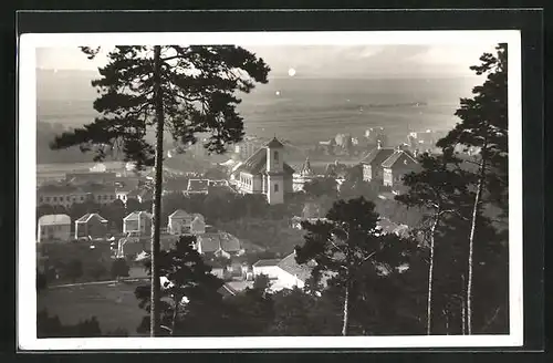 AK Slavkov, Ortsansicht mit Kirche aus der Vogelschau