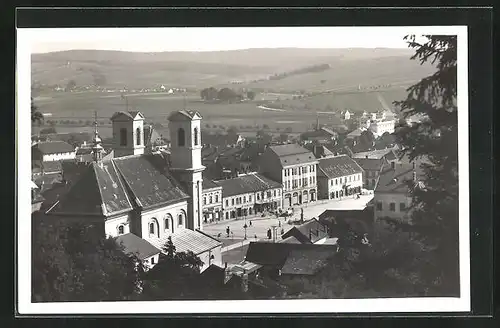 AK Bucovice, Seitenprofil der Kirche vor Ort aus der Vogelschau