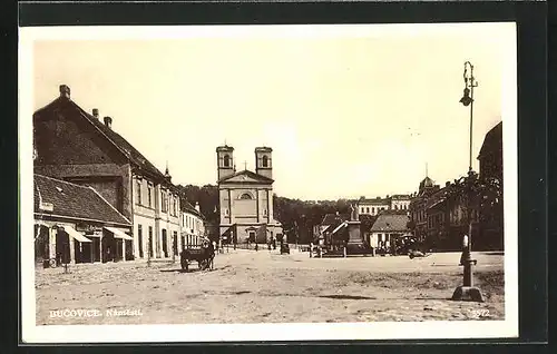 AK Bucovice, Hist. Ansicht der Kirche mit Vorplatz