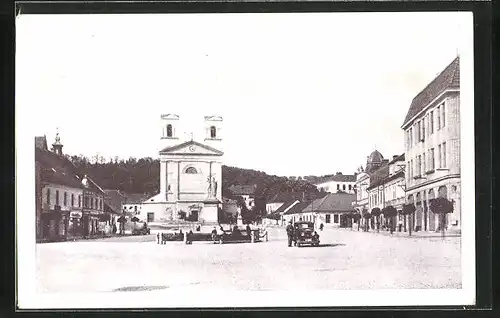 AK Bucovice, Frühes Automobil am Mariendenkmal vor Kirche