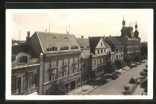 AK Göding / Hodonin, Strassenpartie mit Gebäudeansicht