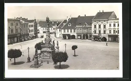 AK Wischau / Vyskov, Platz mit Geschäften und Denkmal