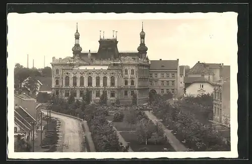 AK Göding / Hodonin, Strassenpartie mit Gebäudeansicht