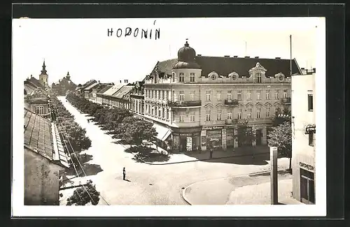 Foto-AK Göding / Hodonin, Strassenpartie mit Geschäften