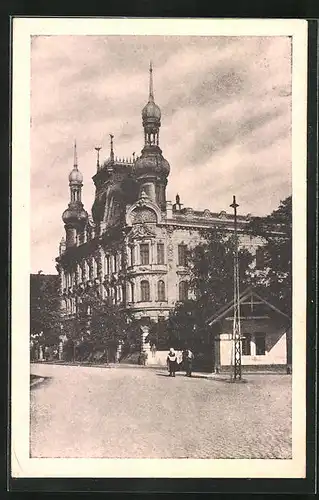 AK Göding / Hodonin, Strassenpartie mit verziertem Haus