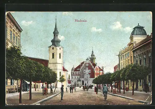 AK Göding / Hodonin, Strassenpartie mit Kirche, Ulice a kostel