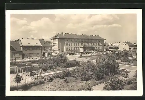 AK Göding / Hodonin, Parkanlage mit Geschäft