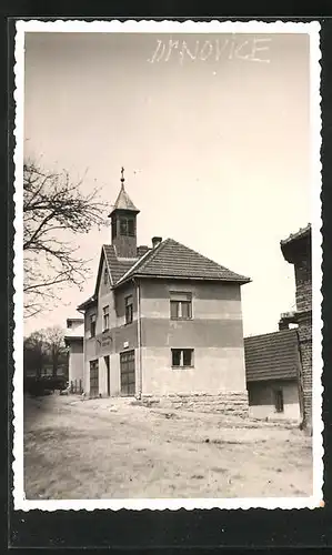 Foto-AK Drnovice, Strassenpartie mit Gebäude