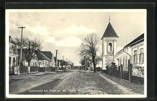 AK Schönwald bei Frain an der Thaya /N.-D., Strassenpartie mit Kapelle