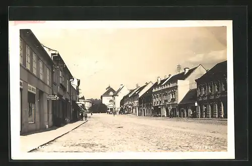 AK Slavkov, Ortsimpression, Strasse zur Kirche