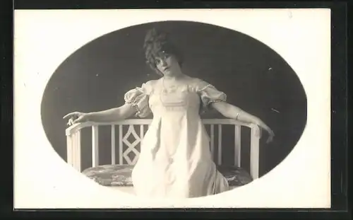 Foto-AK Junge Frau im weissen Kleid mit Amulett, Passepartout