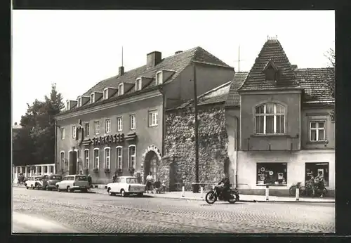 AK Strausberg, Grosse Strasse mit Sparkasse, Geschäft und Rest der alten Stadtmauer