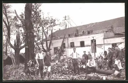 AK Chemnitz, Sturm-Katastrophe am 27. Mai 1916, Soldaten vor zerstörtem Gebäude