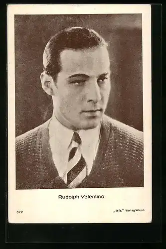 AK Schauspieler Rudolph Valentino mit zurückgekämmtem Haar