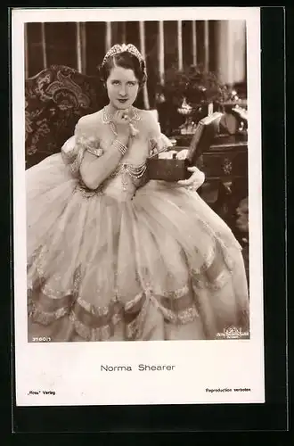 AK Schauspielerin Norma Shearer mit Kästchen