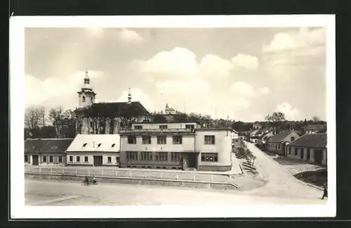 AK Bzenec, Strassenpartie im Ort mit Kirche