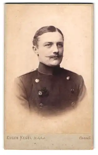 Fotografie Eugen Kegel, Cassel, Gr. Rosenstrasse 5, Soldat in Uniform mit Schnauzbart