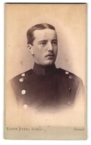 Fotografie Eugen Kegel, Cassel, Gr. Rosenstrasse 5, Junger Soldat in Uniform
